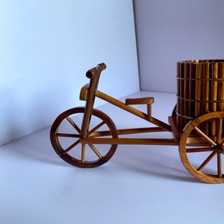 Xe ba bánh gỗ cắm bút viết bàn làm việc