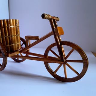 Xe ba bánh gỗ cắm bút viết bàn làm việc