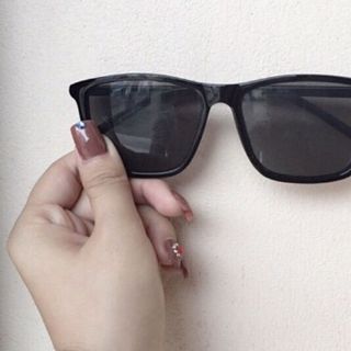 Kính thời trang V tây đen gọng nhựa đẹp mắt