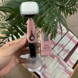 Máy rửa mặt cảm ứng nanotouch - đầu cọ làm bằng cao su non mềm mại giúp làm sạch bề mặt da như siêu nhân