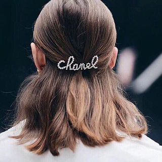kẹp tóc chữ hãng chanl