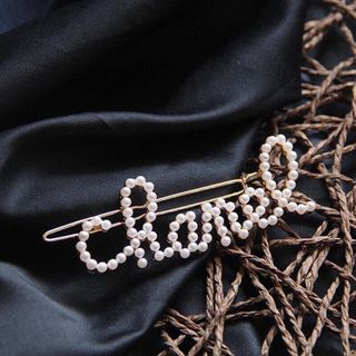 kẹp tóc chữ hãng chanl