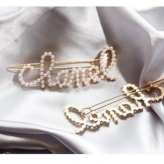 kẹp tóc chữ hãng chanl