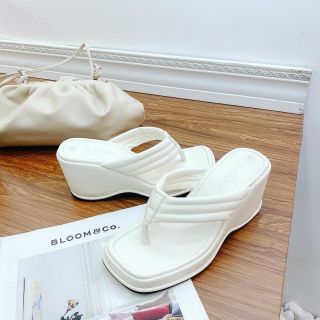 Dép đế cao cách điệu