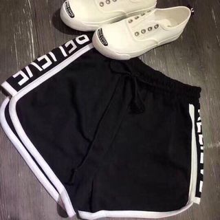 Quần short chữ chất cotton - ảnh tự chụp