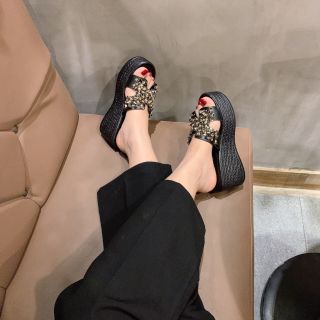 Dép xuồng x đá