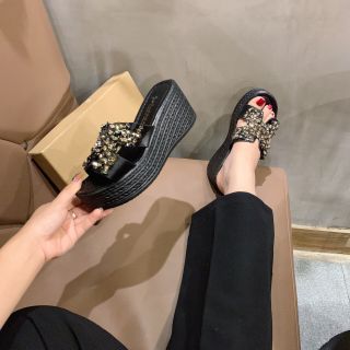 Dép xuồng x đá