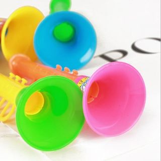 Kèn nhựa thổi kêu to đủ màu