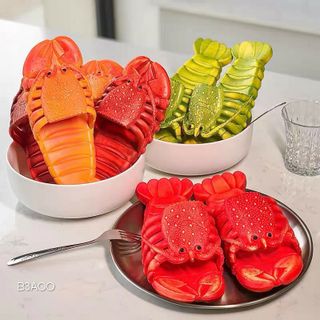 Tôm hùm cập bến, mẫu mã độc lạ đủ màu