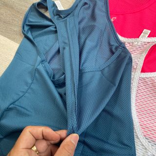 Áo Tank cắt xẻ phong cách