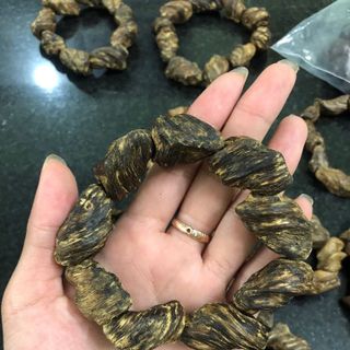 Vòng trầm hương mắc tử thơm chìm vip