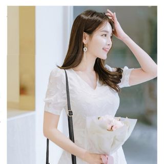 Túi đeo chéo đựng điện thoại chất liệu da tặng kèm móc hoa cúc thời trang VIDEO