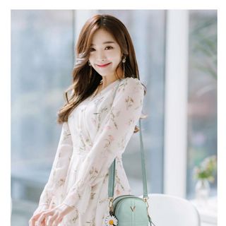 Túi đeo chéo đựng điện thoại chất liệu da tặng kèm móc hoa cúc thời trang VIDEO