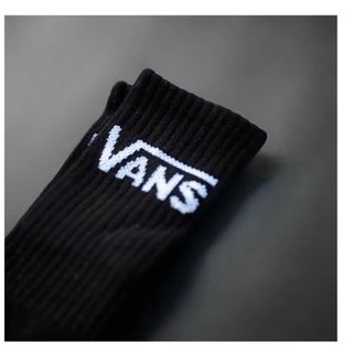 Tất cao cổ đen trắng