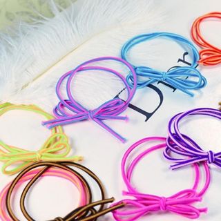 Cột tóc nhiều màu sắc