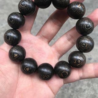 Vòng tay trầm hương sánh đẹp