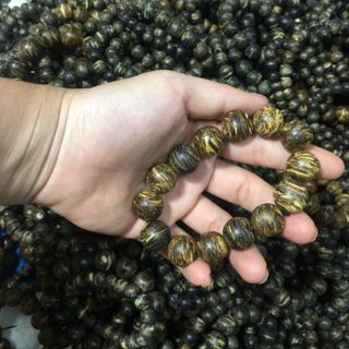 Vòng tay trầm hương sánh đẹp