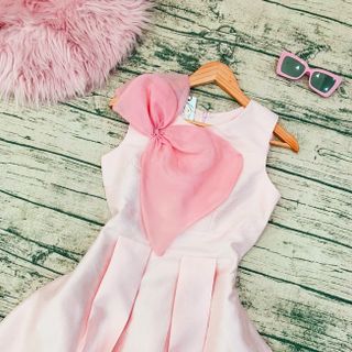 ĐẦM XÒE SÁT NÁCH ĐÍNH NƠ TRƯỚC NGỰC