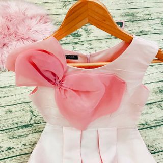 ĐẦM XÒE SÁT NÁCH ĐÍNH NƠ TRƯỚC NGỰC