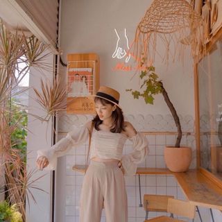 Áo croptop bẹt vai xinh xắn