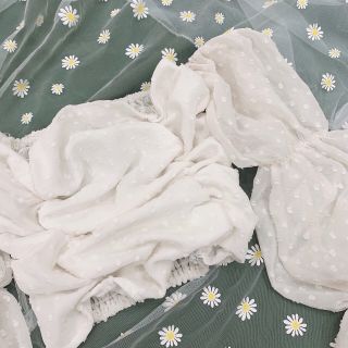 Áo croptop bẹt vai xinh xắn
