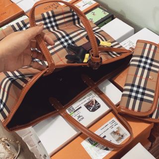 Túi xách burber kèm ngựa