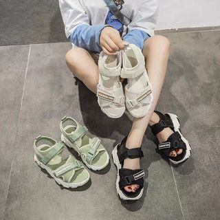 Giày sandal ba màu
