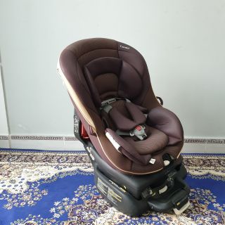 Ghế ngồi oto Combi Zeus màu nâu, kèm đệm đầu và lưng mới 95%