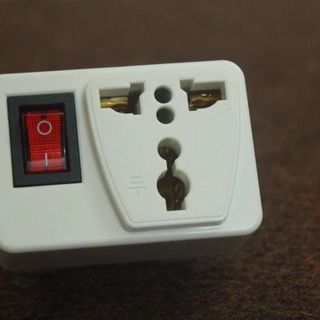 THÁI LAN - Phích cắm điện chuyển đổi 3 chấu thành 2 chấu, kèm công tắc
