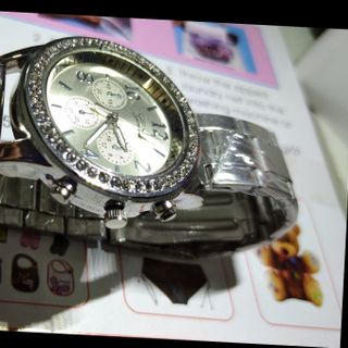 Đồng hồ siêu đẹp lấp lánh