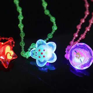 Dây chuyền có đèn có sẵn pin nhé 12k