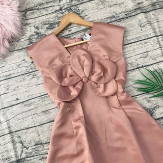 ĐẦM XÒE CỔ TIM ĐÍNH HOA LỚN TRƯỚC NGỰC