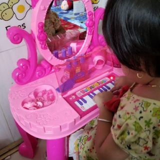Bàn trang điểm kèm đàn cho bé