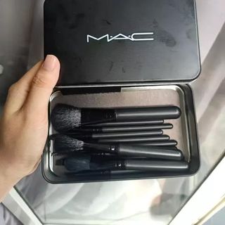 Bộ cọ trang điểm 12 hộp đen chuyên dụng thích hợp cho các bạn mới makeup.
