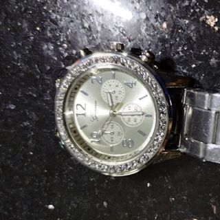 Đồng hồ màu bạc đính hạt tặng thêm 4 cục pin. Sẵn 1 cục trong dongho