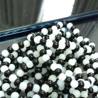 Chuỗi đeo tay đá 6li mix đá trắng đen