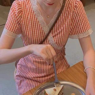 Đ𝚊̂̀𝚖 caro đỏ đắp chéo viền ren thắc eo.