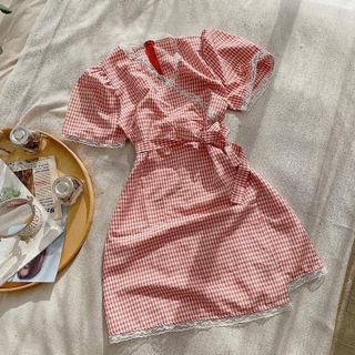 Đ𝚊̂̀𝚖 caro đỏ đắp chéo viền ren thắc eo.