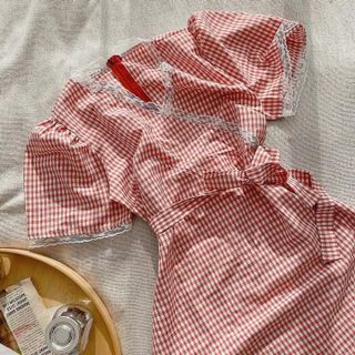 Đ𝚊̂̀𝚖 caro đỏ đắp chéo viền ren thắc eo.