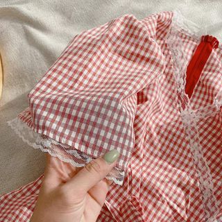 Đ𝚊̂̀𝚖 caro đỏ đắp chéo viền ren thắc eo.