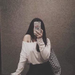 Áo lệch vai tay dài