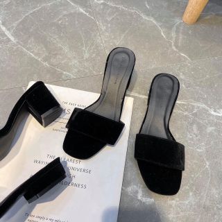 Dép gót nỉ đen trắng chân