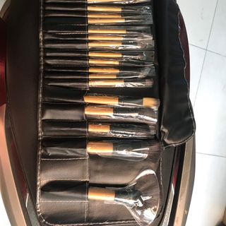 Bộ cọ trang điểm chuyên nghiệp 24 cây được thiết kế theo xu hướng hiện đại