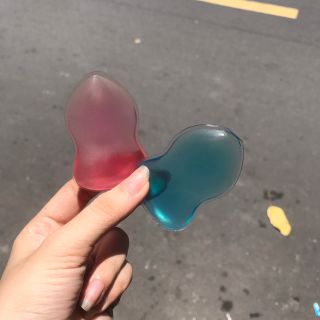 Bông phấn silicon giúp tán kem đều và mịn