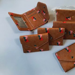 Ví nữ cầm tay, dâu tây