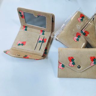 Ví nữ cầm tay, quả dâu tây .