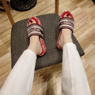 Dép quai ngang đế xuồng đỏ cute