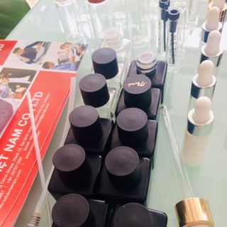 CHAI 5ML THỦY TINH VUÔNG, NẮP VẶN