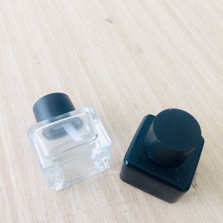 CHAI 5ML THỦY TINH VUÔNG, NẮP VẶN