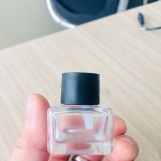 CHAI 5ML THỦY TINH VUÔNG, NẮP VẶN
